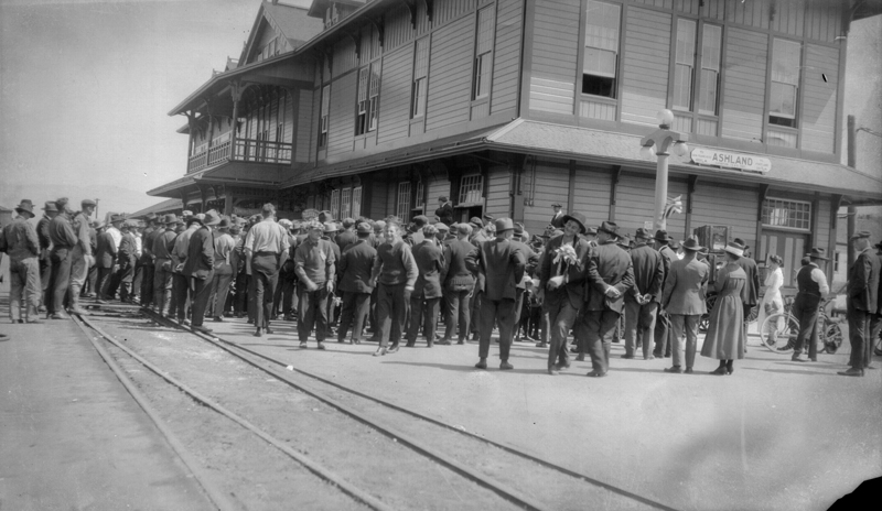 1917n1_Ashland_Ore_train_station_political_or_war_rally_c1917