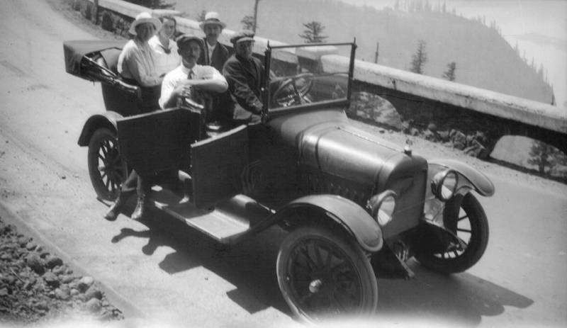 1917n2_helen_and_unk_in_car_1917
