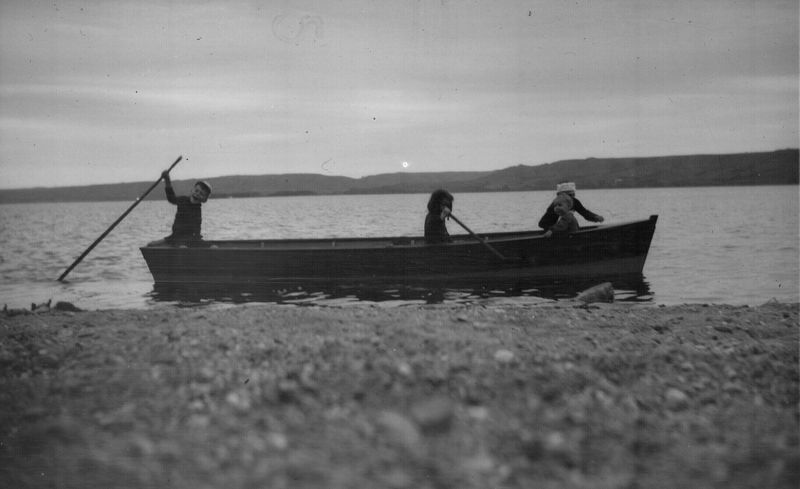 1918b_children_in_rowboat_poss_lind_stan_c1918