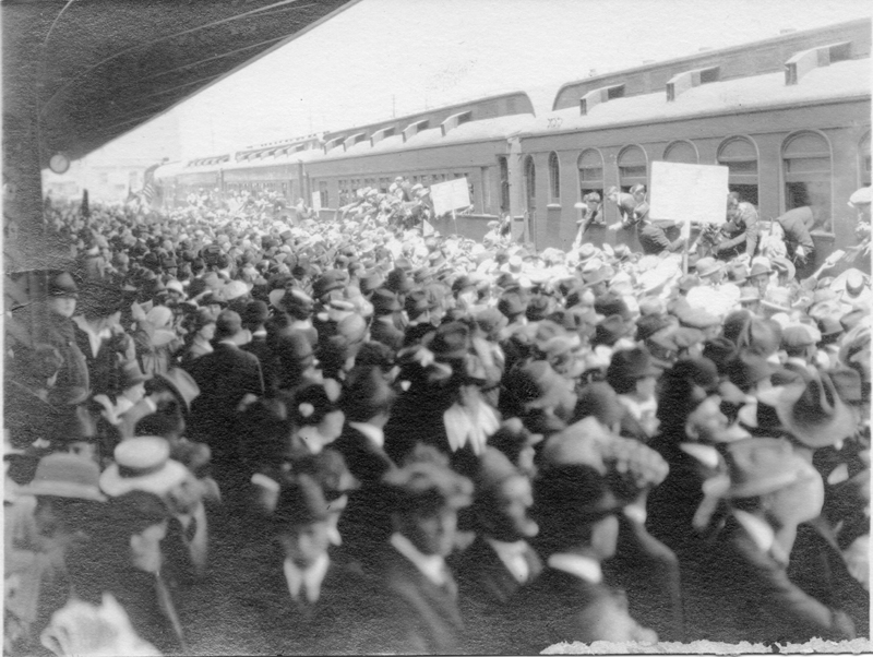 1918e3_crowded_train_platform_min_1918