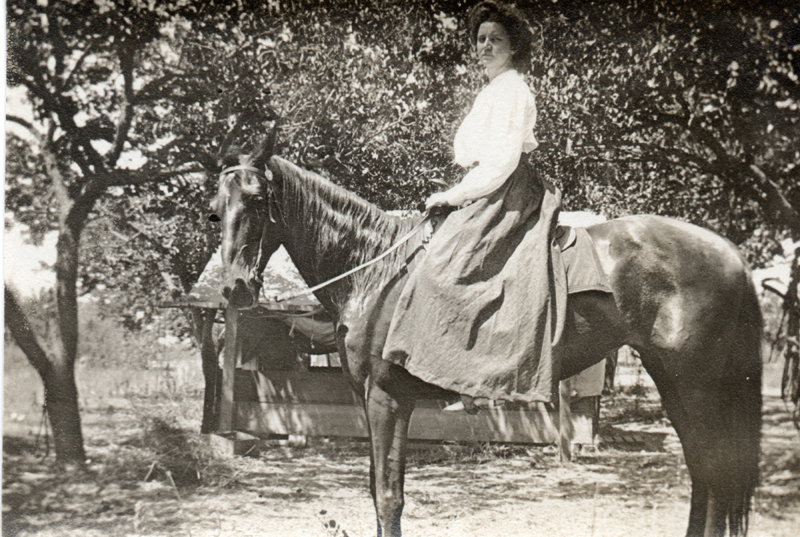 1910l_edith_poapst_horse_c1910