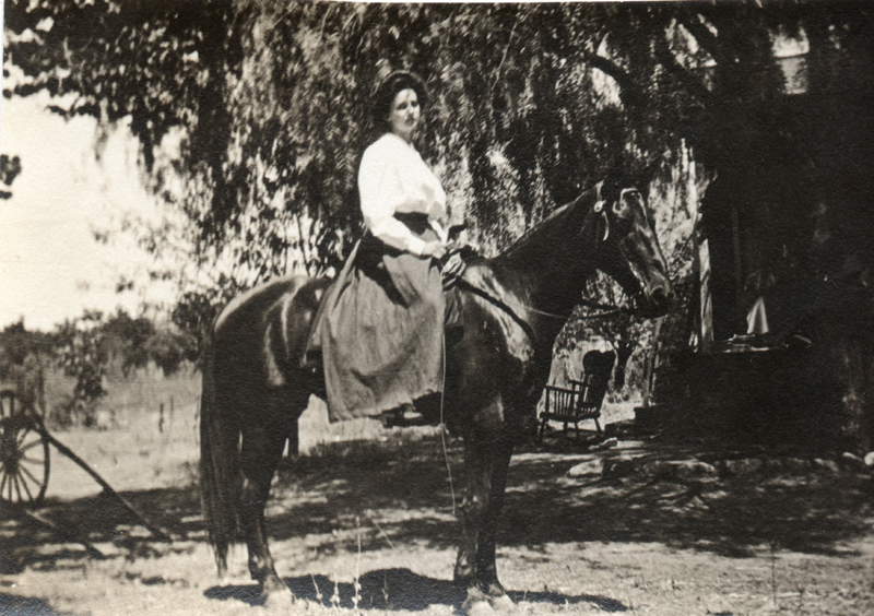 1910m_edith_poapst_horse_c1910
