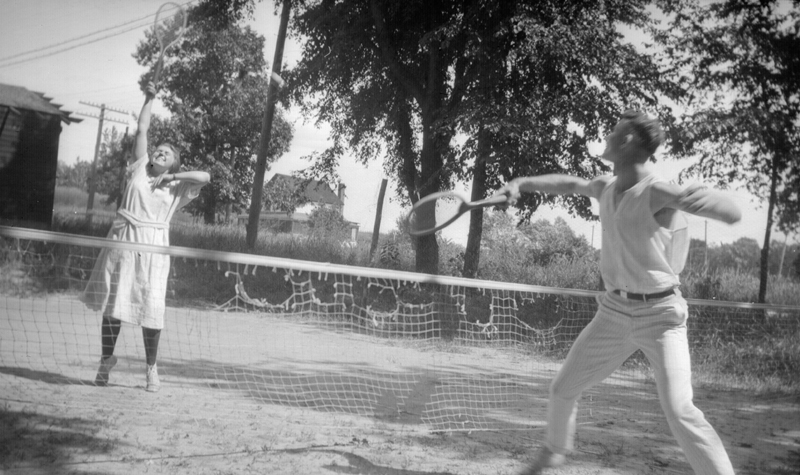 1921b5_bertha_and_don_tennis_c1921