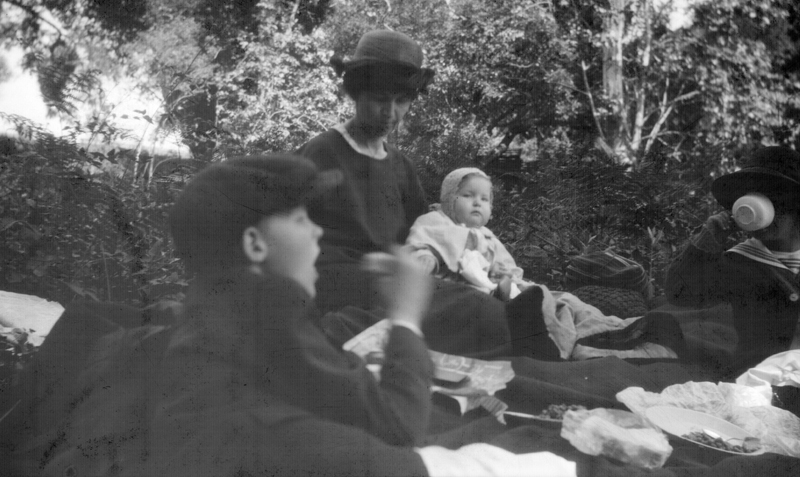 1921g2_lind_edith_lorna_stan_picnic_1921