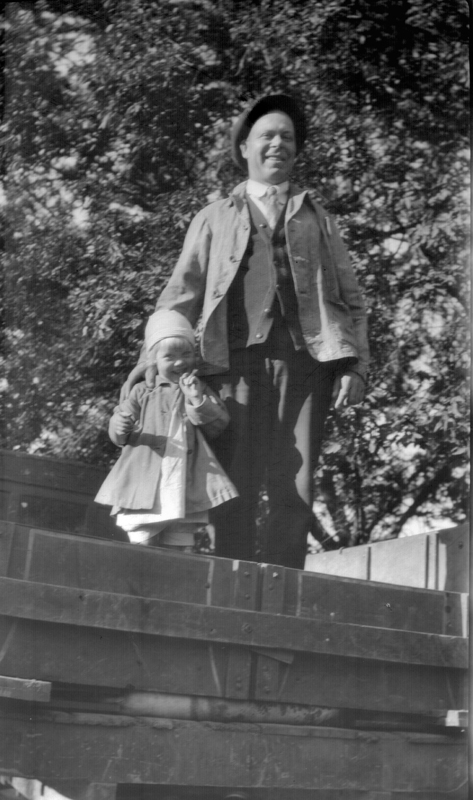 1927e_blond_unk_man_and_little_girl_in_wagon_c1927
