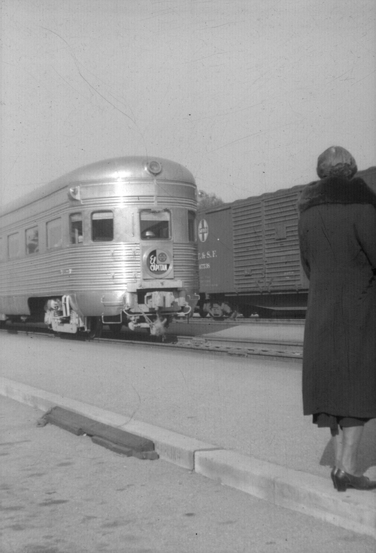 1940e6_edith_on_train_platform_c1940